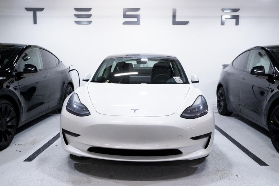 Disperarea unui român care și-a cumpărat o Tesla: „Am mașina plătită, dar nu o pot ridica”