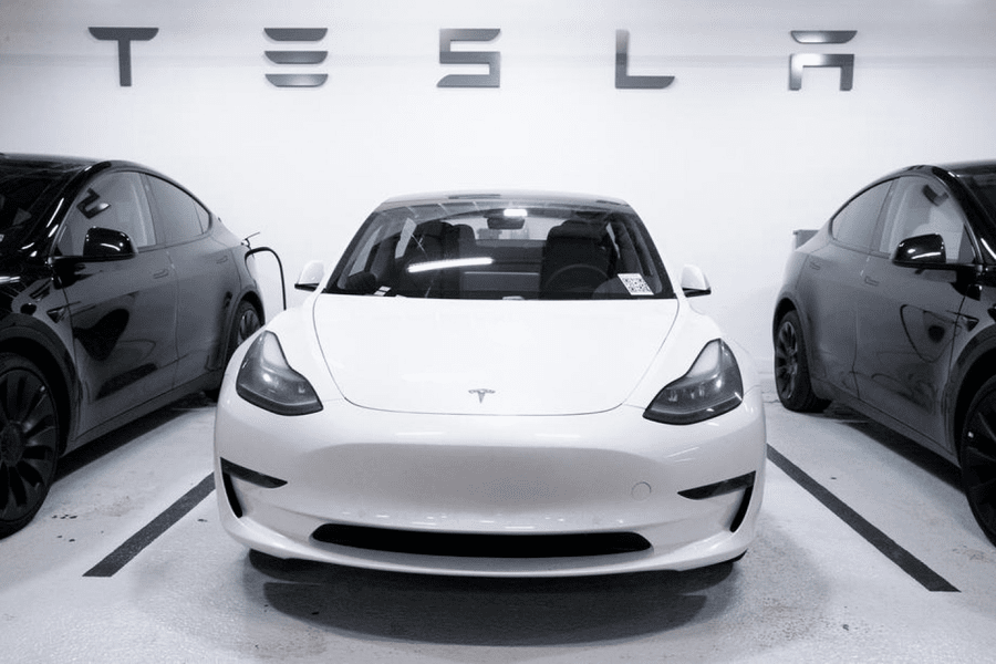 Hackerii pot controla Tesla. Trei vulnerabilități descoperite