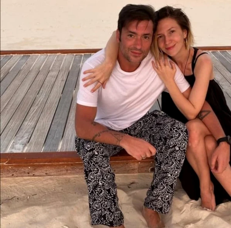Adela și Radu sunt în vacanță alături de copii și Laura Cosoi, cu familia ei