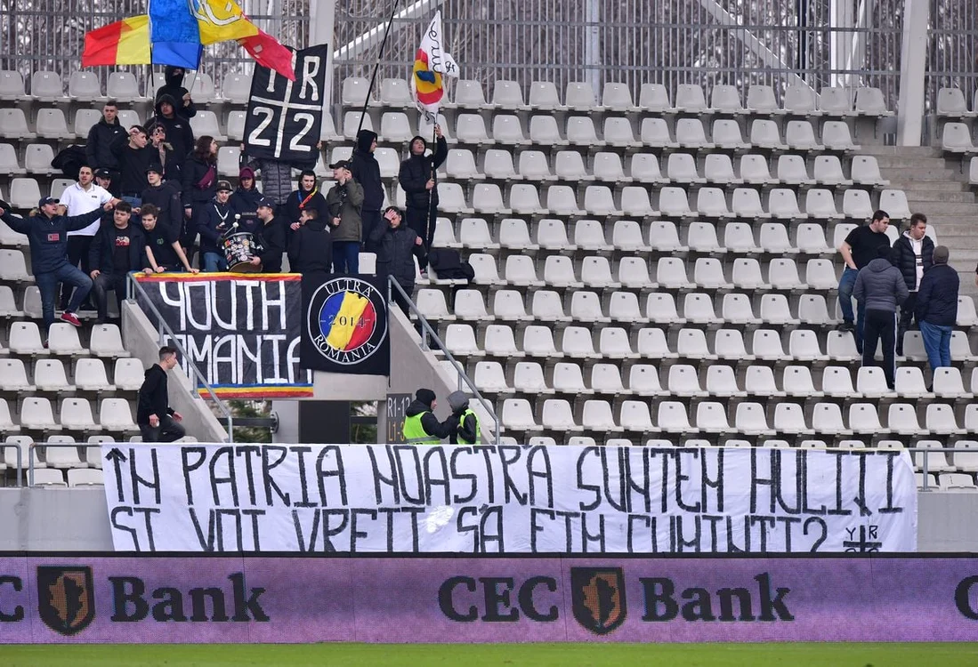 Un grup de suporteri a afișat bannere cu mesaj xenofob FOTO gsp.ro
