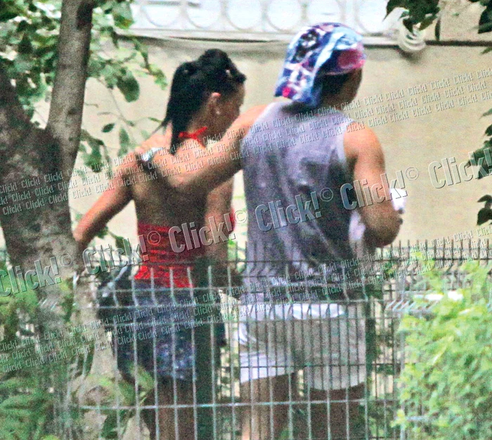 Ajung în cartierul solistului şi deja devin mai intimi