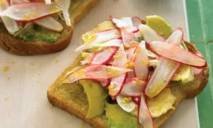 sandvisuri cu ridichi si avocado jpeg