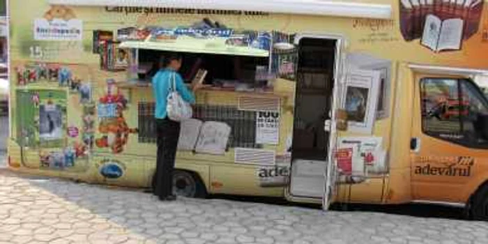 Biblioteca ambulantă, primită cu bucurie de fiecare dată în oraşul de pe malul Borcei