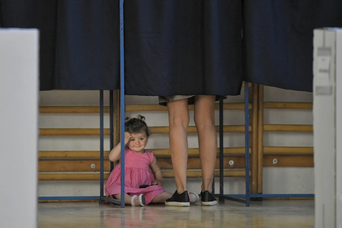 alegator in cabina de vot
