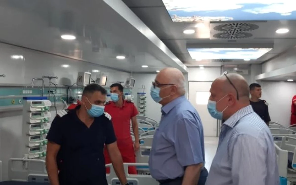 Raed Arafat, venit să inaugureze Unitatea Mobilă de ATI de la Ploieşti FOTO Prefectura Prahova