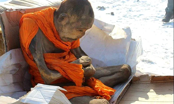 Călugăr mumificat acum 200 de ani  Budiştii spun despre el că este viu şi în meditație profundă  jpeg