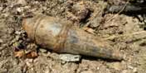 Proiectilul a fost transportat de pirotehnişti şi depozitat în condiţii de siguranţă