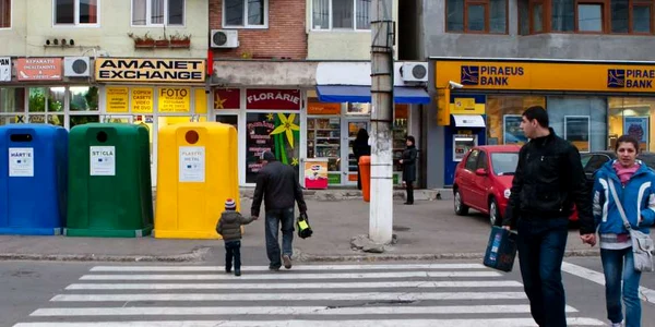 Pubelele amplasate chiar în intersecţia bulevardului Siderurgiştilor cu strada Gheorghe Doja