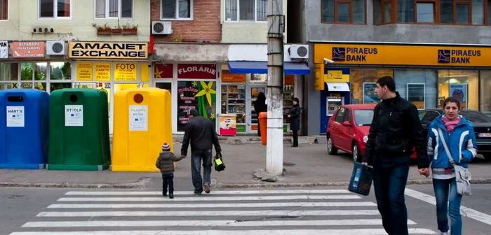 Pubelele amplasate chiar în intersecţia bulevardului Siderurgiştilor cu strada Gheorghe Doja