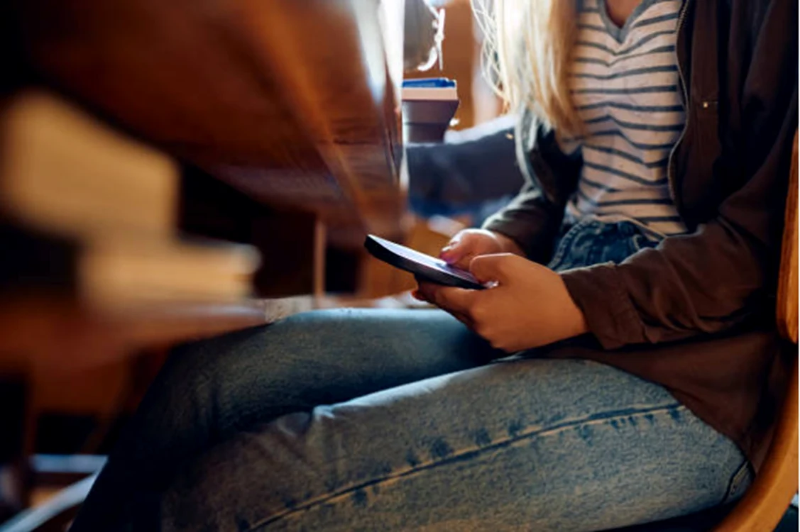 Tot mai multe state din lume introduc restricții privind telefoanele mobile în școli. Foto: Istock