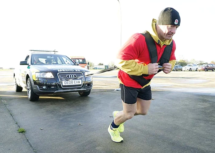 Ross Filby (37 de ani) a tractat maşina grea de 2.100 kg pentru un scop nobil