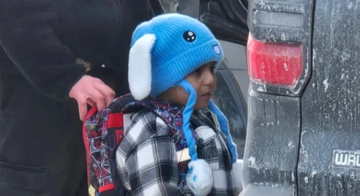 Un copil de grădiniță a fost luat de pe stradă de agenții ICE și reținut. Foto: X