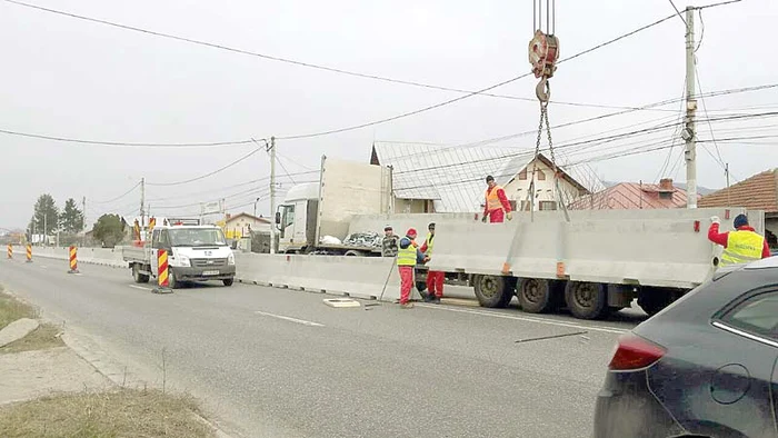 
    Muncitorii lucrează de zor la  montarea parapeţilor  