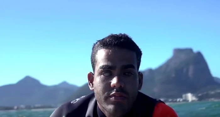 
    Deși s-a născut orb, brazilianul este un fenomen pe placa de surfFoto: Captură video  