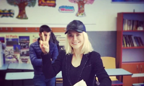Artista şi a ascuns chipul sub o şapcă de culoare neagră jpeg