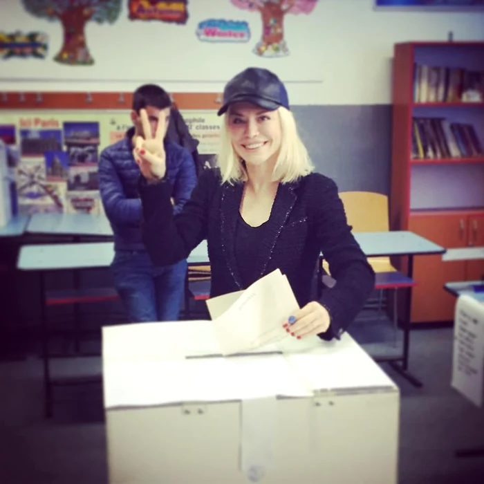 Artista şi-a ascuns chipul sub o şapcă de culoare neagră