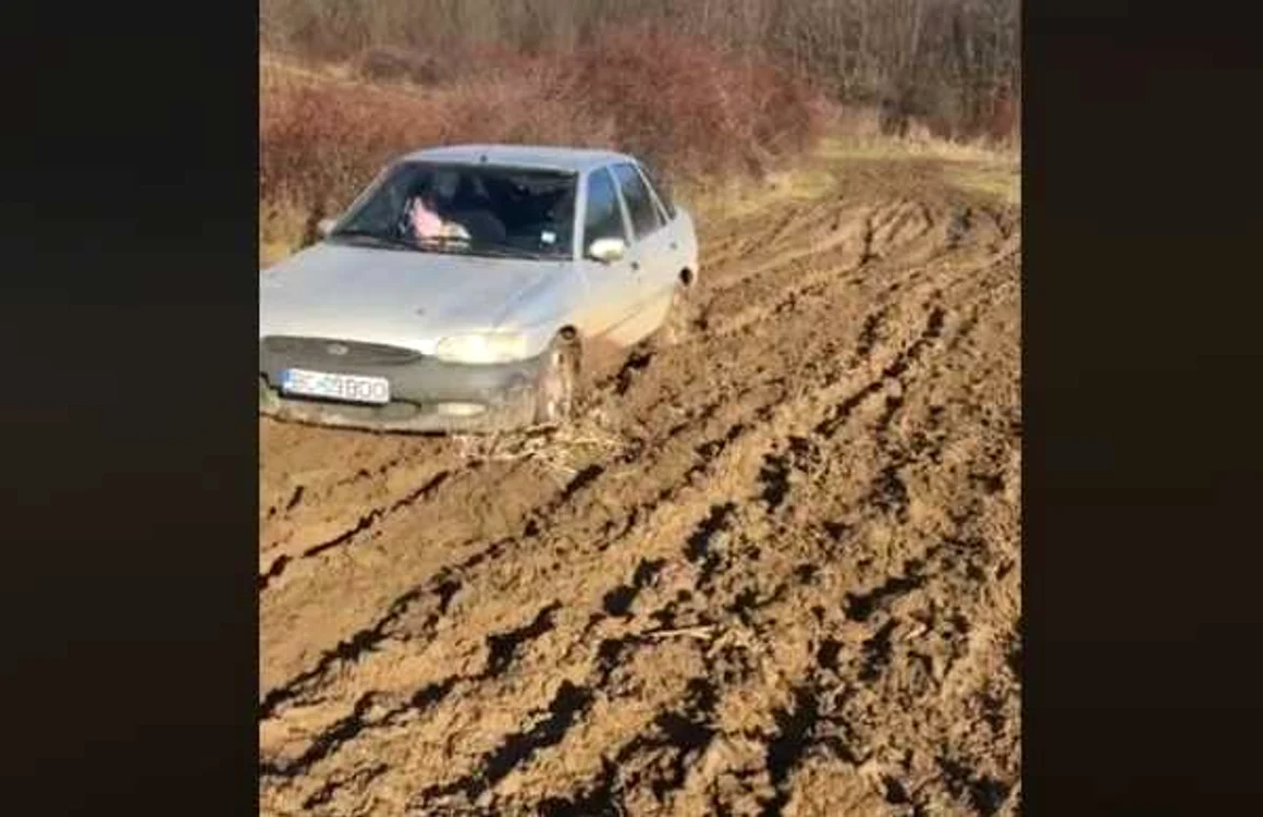 Maşina a rămas împotmolită în nămol