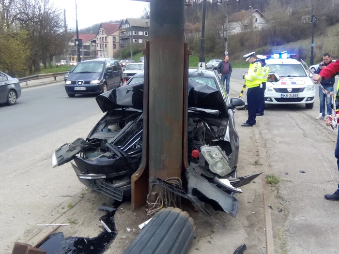 Mașina a fost grav avariată, dar deputatul a scăpat cu câteva vânătăi