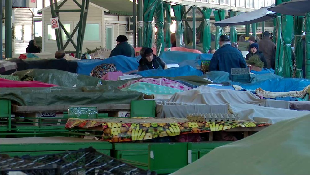 Vânt de pagubă în piețe. Produsele îngheață, iar clienții sunt din ce în ce mai puțini VIDEO