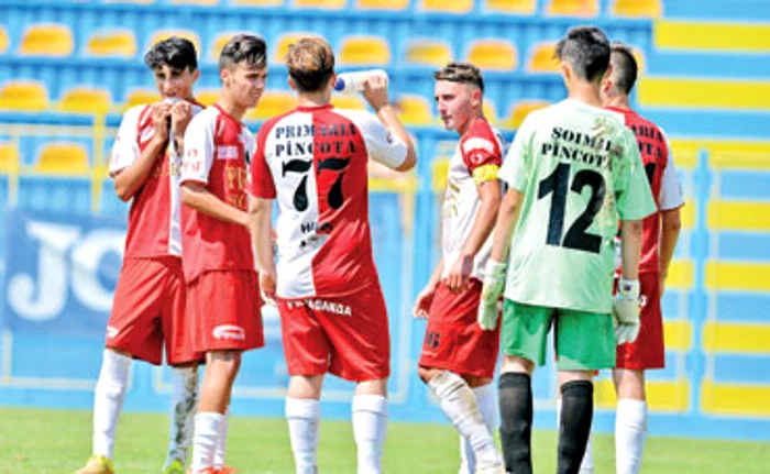 
    Adolescenţii care formează echipa Şoimii Pâncota sunt ciuca bătăilor în liga secundăFoto: sportpictures.eu  