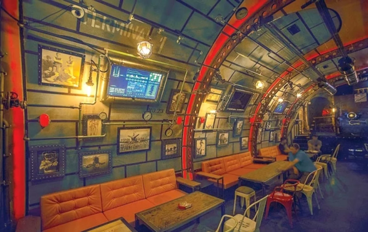 
    Conducte, cadrane şi tablouri pe pereţii localuluiImagini primite de la proprietarii Submarine, credit foto: 6sense.ro  