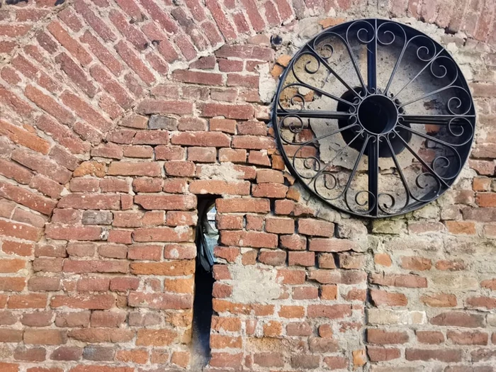 Bucata din fostul zid de fortificaţie a Timişorei aşteaptă să fie restaurată FOTO Ş.Both