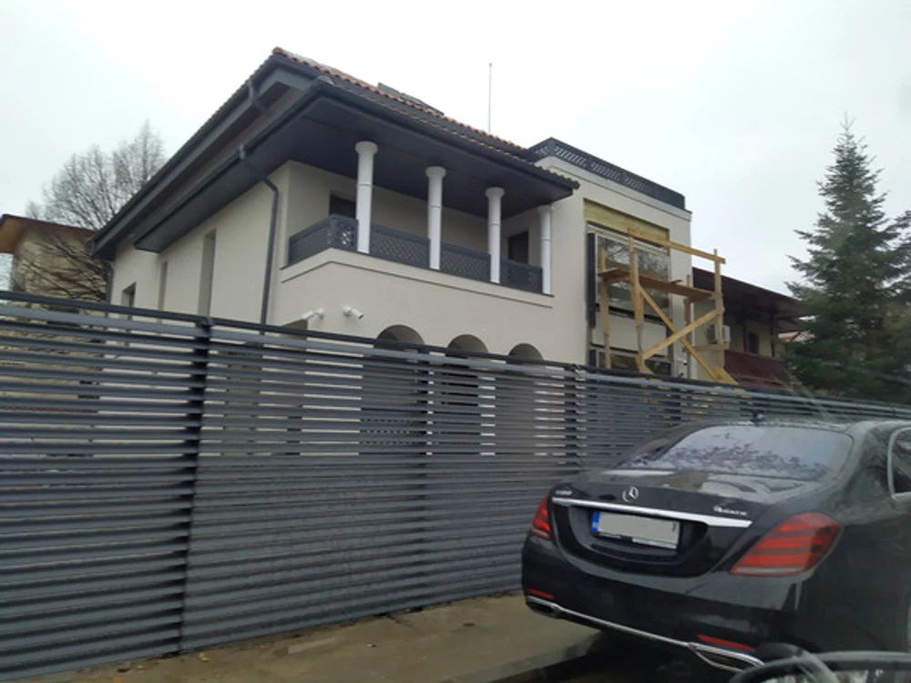 
    Înainte de plecare,  omul de afaceri  şi-a sărutat iubita  