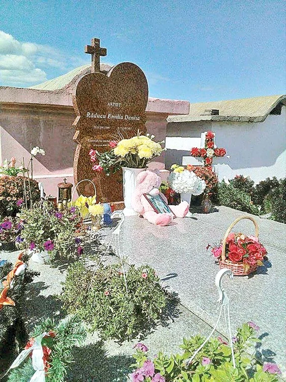 Mormântul Denisei Răducu  este plin de flori şi de jucării