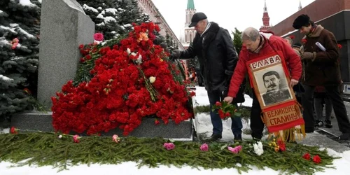 Comunişti ruşi depun flori la mormântul lui Stalin FOTO AFP