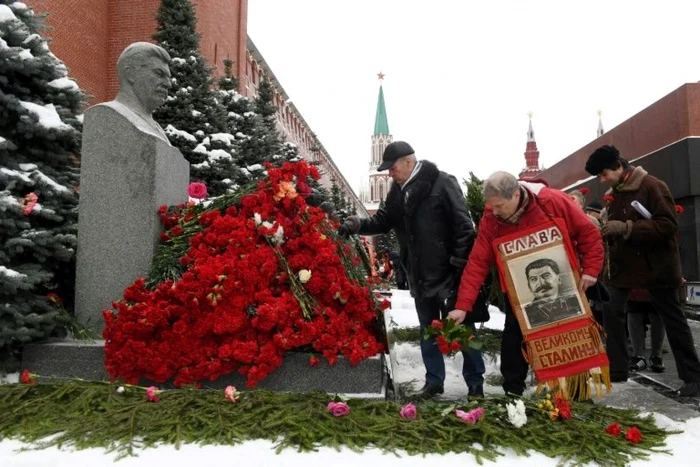 Comunişti ruşi depun flori la mormântul lui Stalin FOTO AFP