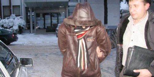 Laurenţiu Creţu (stânga) a fost adus la audieri de un poliţist