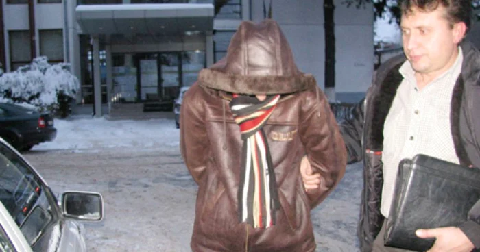 Laurenţiu Creţu (stânga) a fost adus la audieri de un poliţist