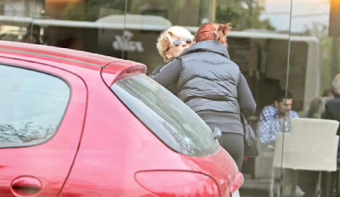 Catinca şi amica ei se pupă de zor...