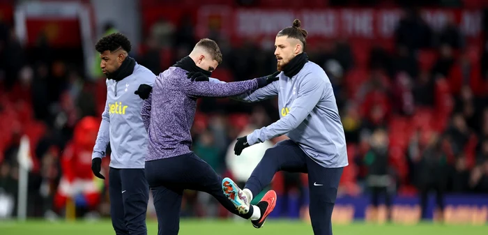 Radu Drăgușin e anunțat rezervă contra lui Manchester City. Foto Getty images