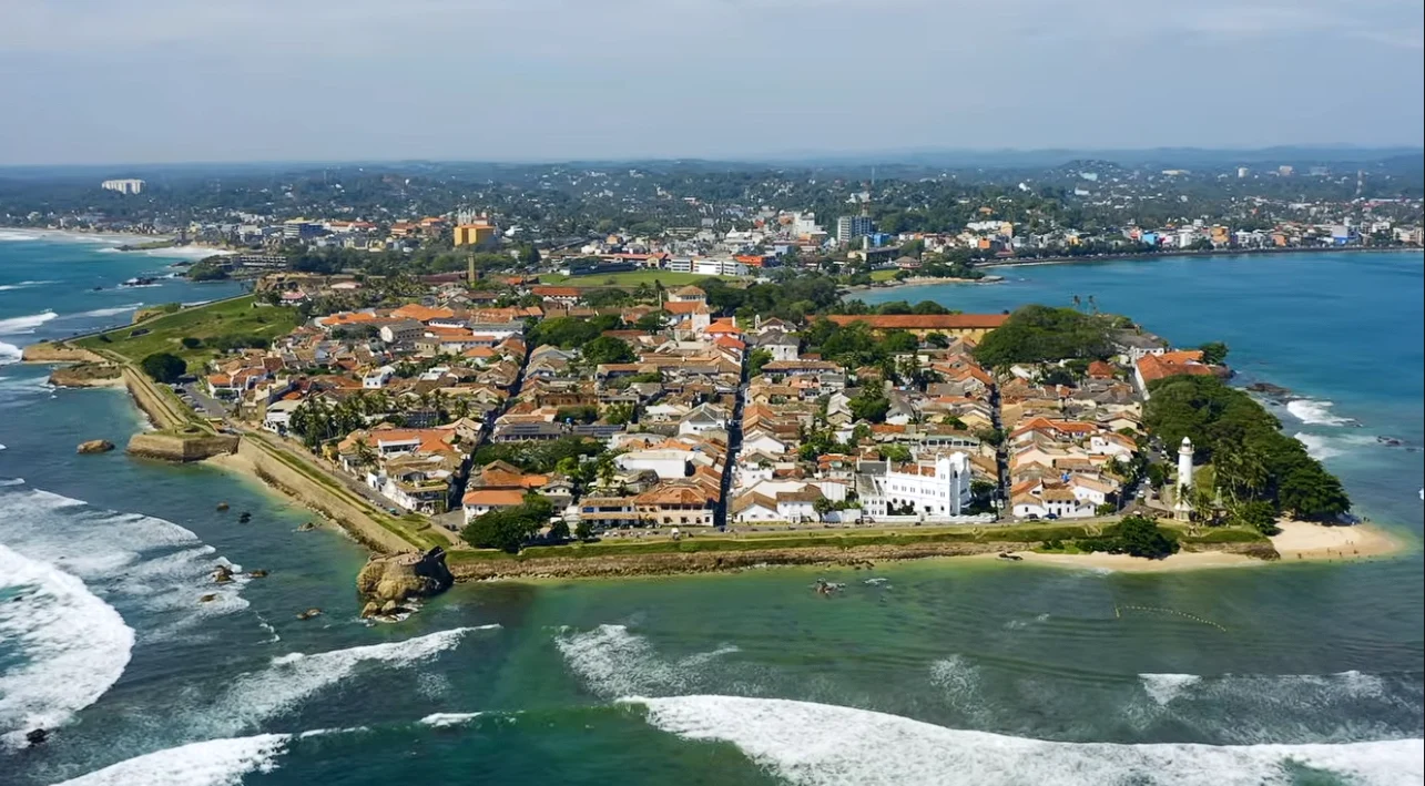 Insula exotică unde poți trăi „într-un lux incredibil” cu un buget modest. Cât plătește un cuplu de pensionari pentru o casă cu trei dormitoare, menajeră, șofer și grădinar