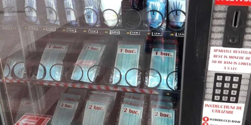 Automat cu produse sanitare în gara din Timişoara