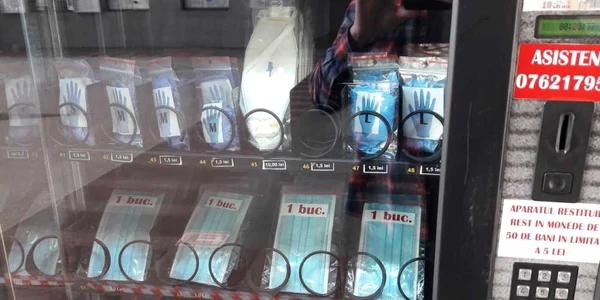 Automat cu produse sanitare în gara din Timişoara