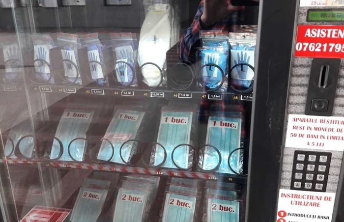 Automat cu produse sanitare în gara din Timişoara FOTO Ş.Both