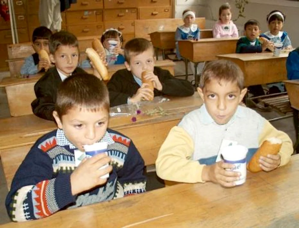 
    Iniţiatorii propunerii spun că elevii s-au săturat să primească zilnic corn şi lapte  