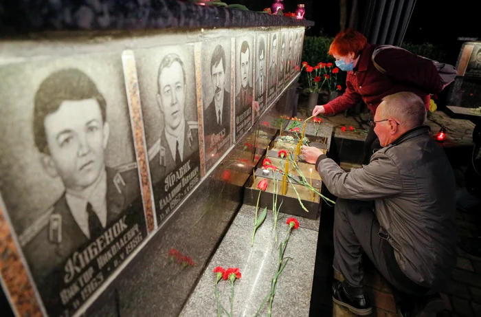 Ucrainenii le aduc un omagiu conaționalilor uciși de radiații în 1986