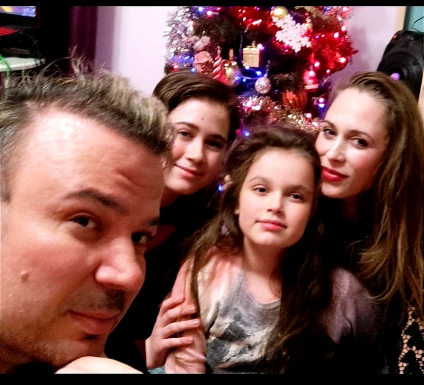 Dan Helciug și frumoasa lui familie. Foto: Facebook