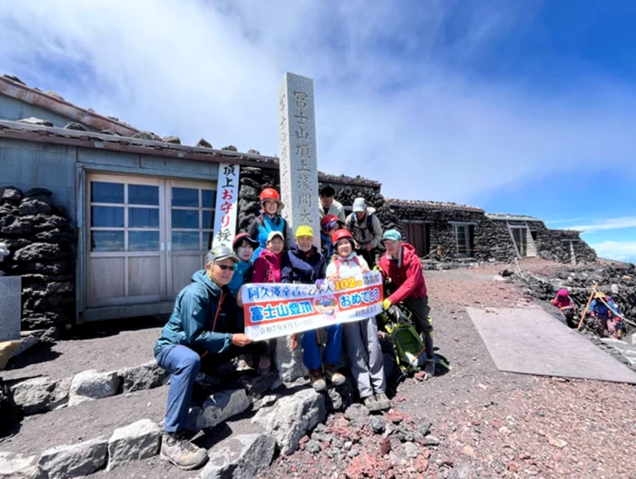 Kokichi Akuzawa, susținut de o echipă de alpiniști (Foto: Guinness World Records)