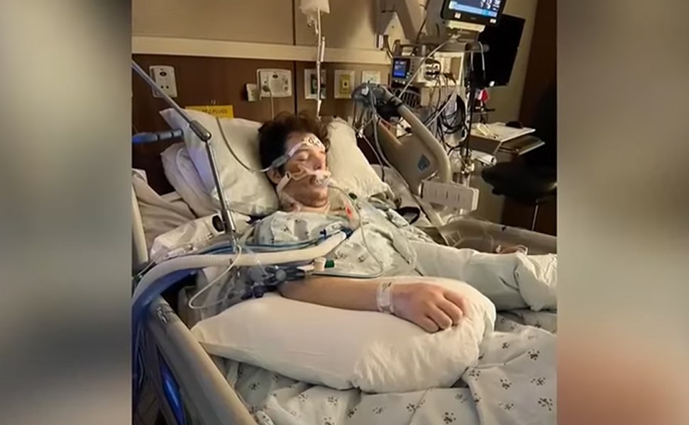Tânăr de 22 de ani salvat de un dublu transplant de plămâni după ce ajuns în spital cu 1% șanse de supraviețuire. Viciul care i-a distrus sănătatea VIDEO