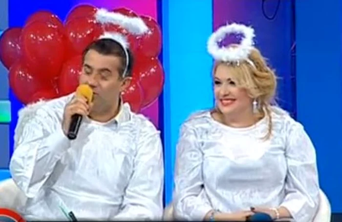 Ioniţă şi Margherita de la Clejani, îmbrăcaţi în îngeraşi. (captură Kanal D)