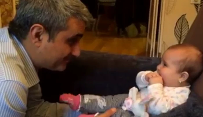 
    Robert Turcescu și fiica sa de cinci luni, Verafoto: captură  