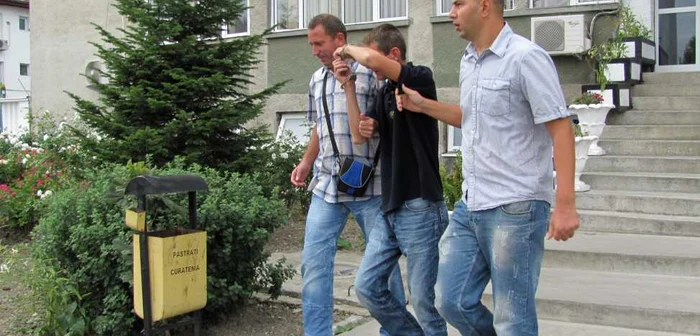 S-a ruşinat după ce a a intrat în casele oamenilor şi a comis mai multe furturi