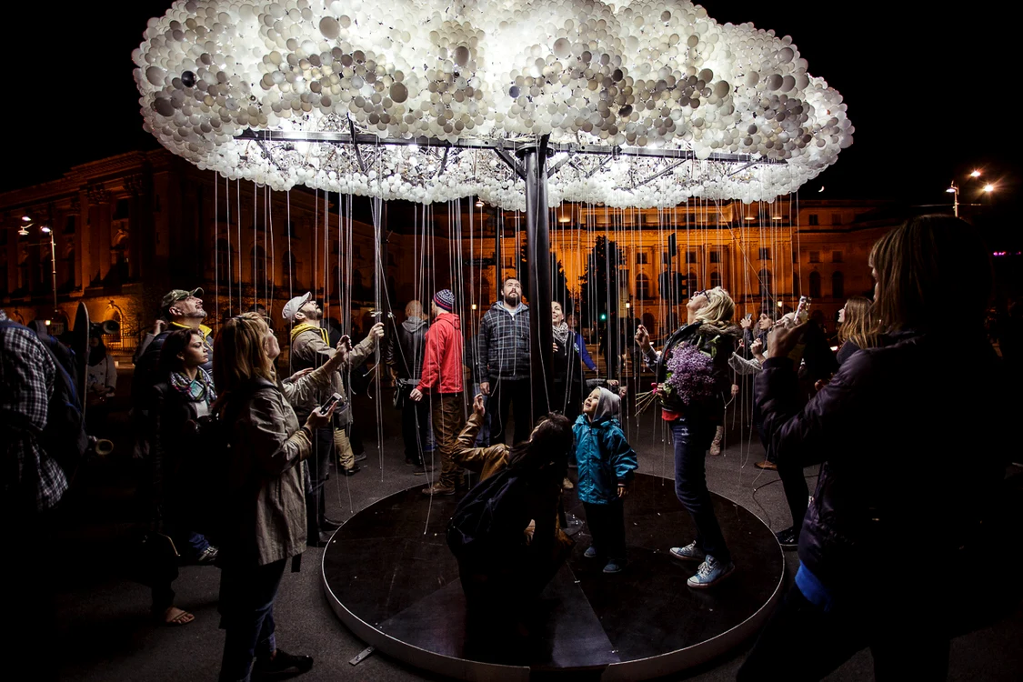 
    „Cloud” e un ciorchine de becuri, creație a unor artiști canadieni (foto: spotlightfestival.ro)  