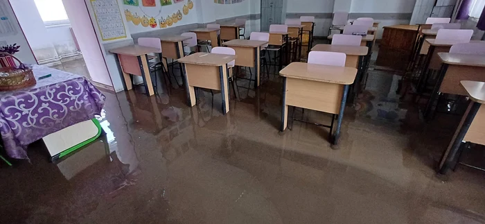 sali de clasa inundate