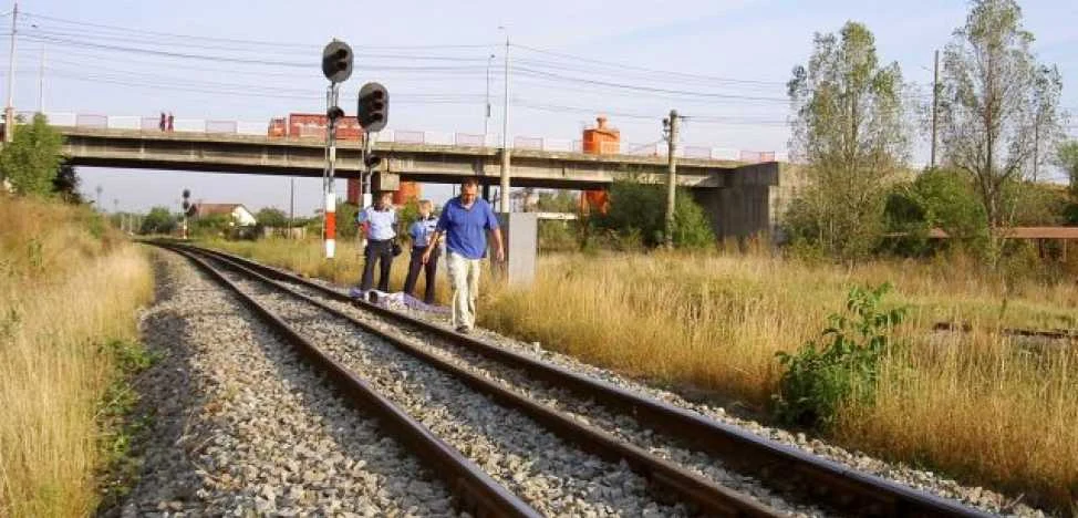 Două familii distruse: copil mort sub roțile trenului în Ialomița și femeie sfâșiată de o freză agricolă în Vrancea