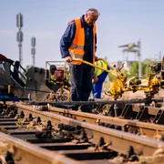 lucrari inlocuire cale ferata sine muncitori feroviari CFR Infrastructura jpeg